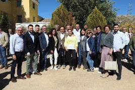 Alcaldes, alcaldesas y portavoces del PP de la Vall d'Albaida, con el presidente Mompó.