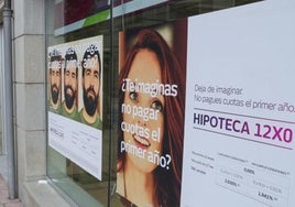 Un cartel anuncia las condiciones de las hipotecas en un banco, en una imagen de archivo.