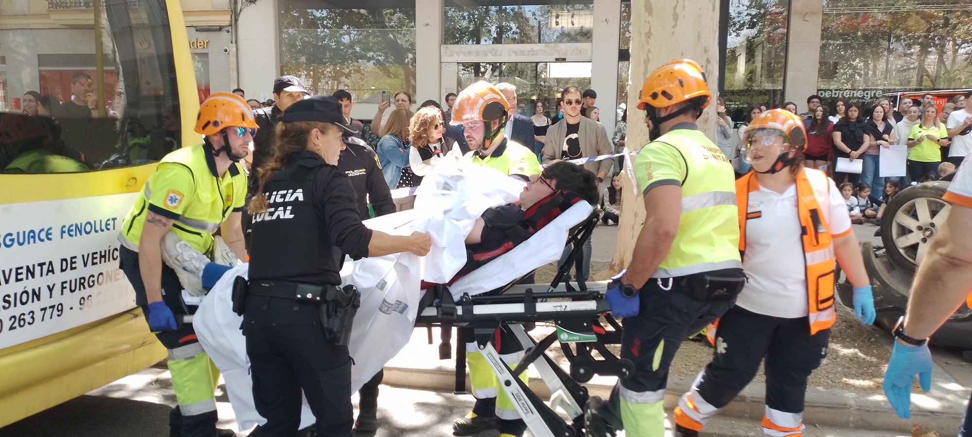 Evacuación del herido más grave del autobús.