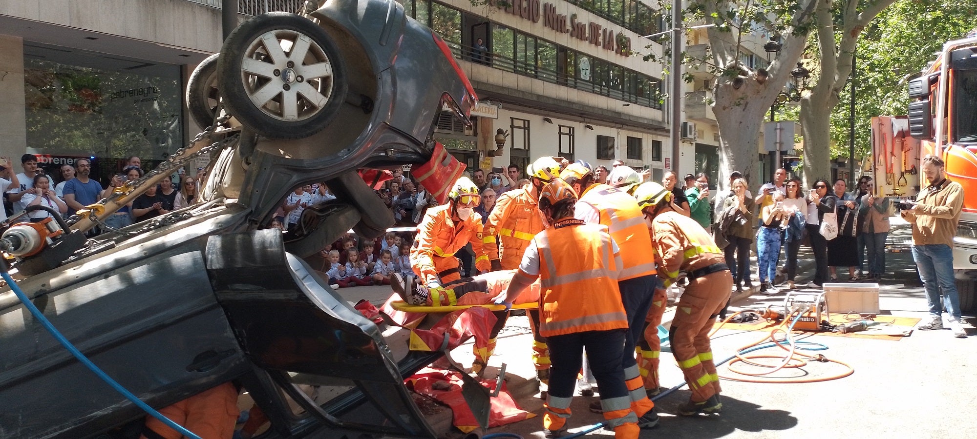 Momento en el que los bomberos extraen a la víctima del coche.