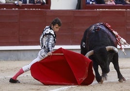 Fernando Robleño da un pase a su segundo toro en la Goyesca del jueves 2 de mayo.