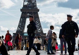 Policía monta guarda cerca de la Torre Eiffel.