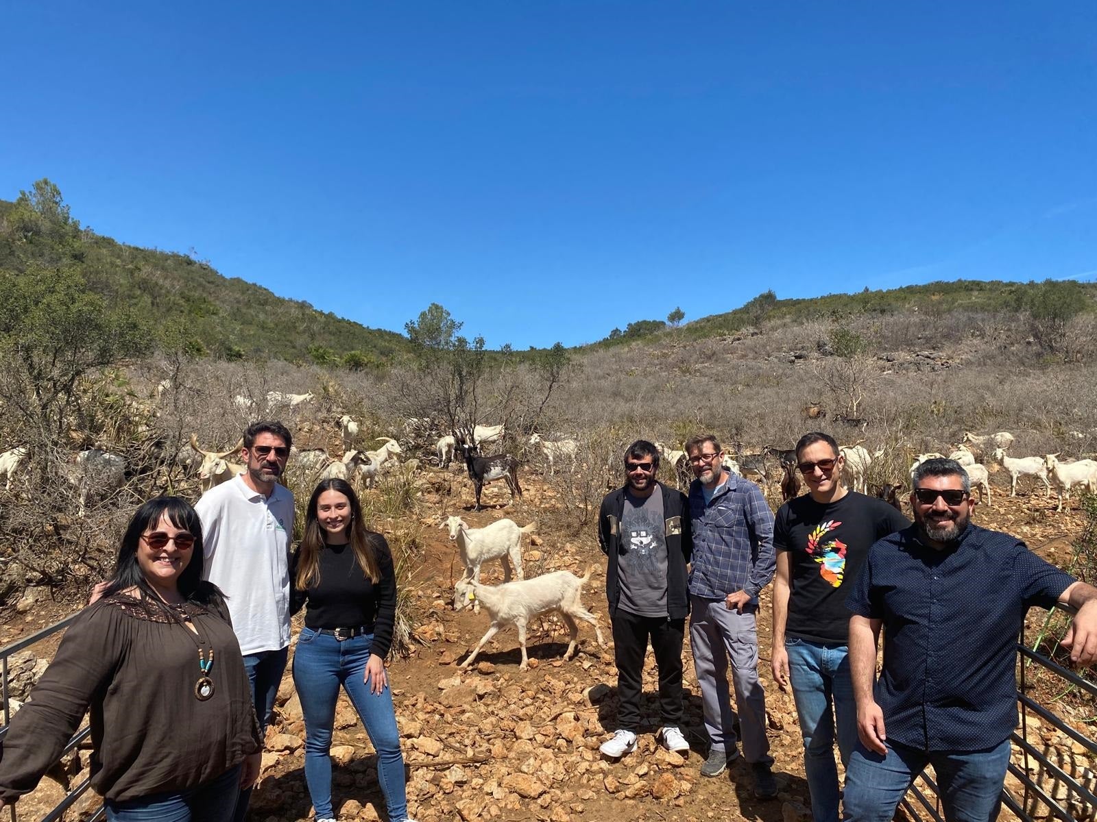 Los participantes en el proyecto junto con las cabras que pastarán en la Muntanyeta.