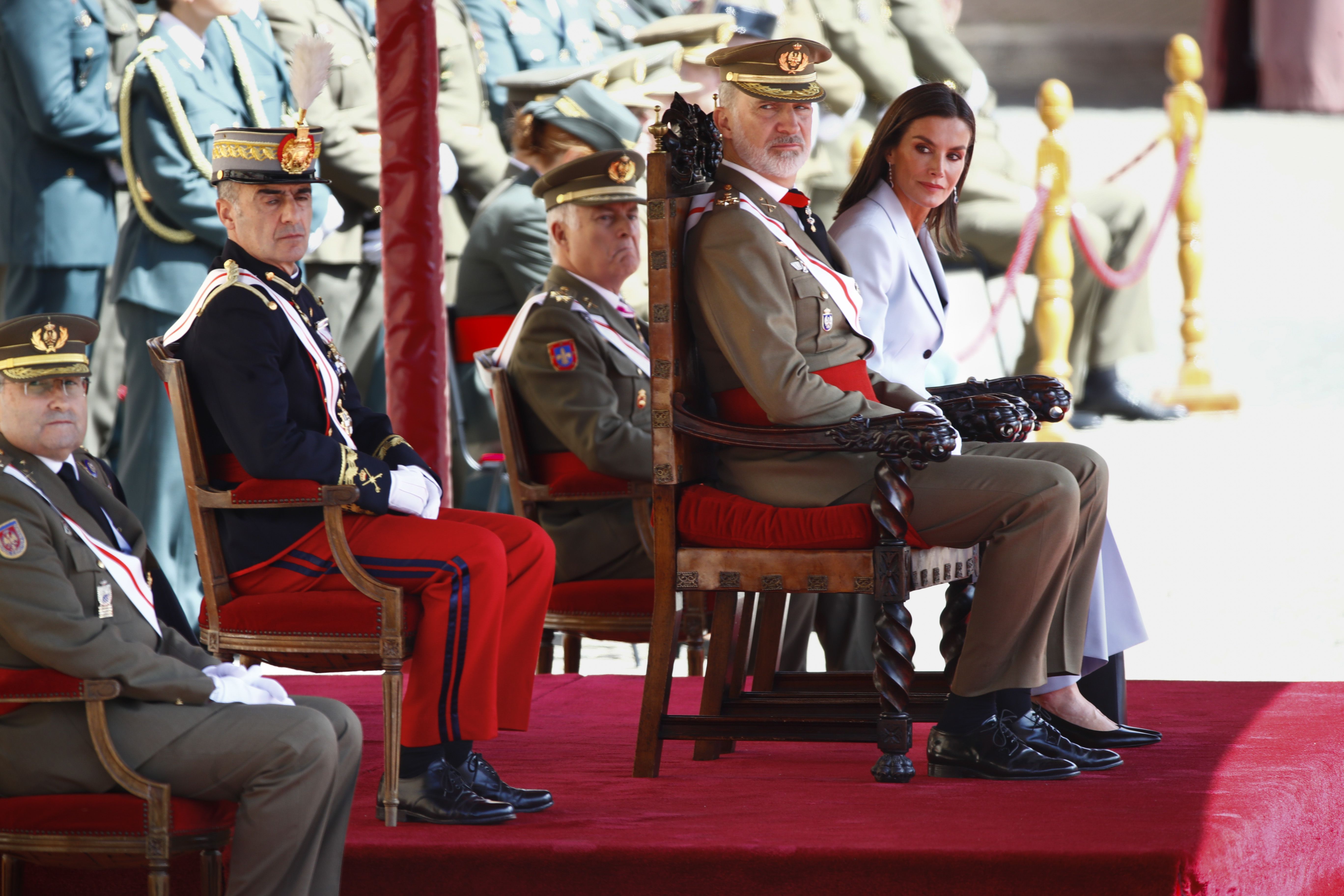 La fotos de Leonor y Letizia en la jura de bandera del Rey