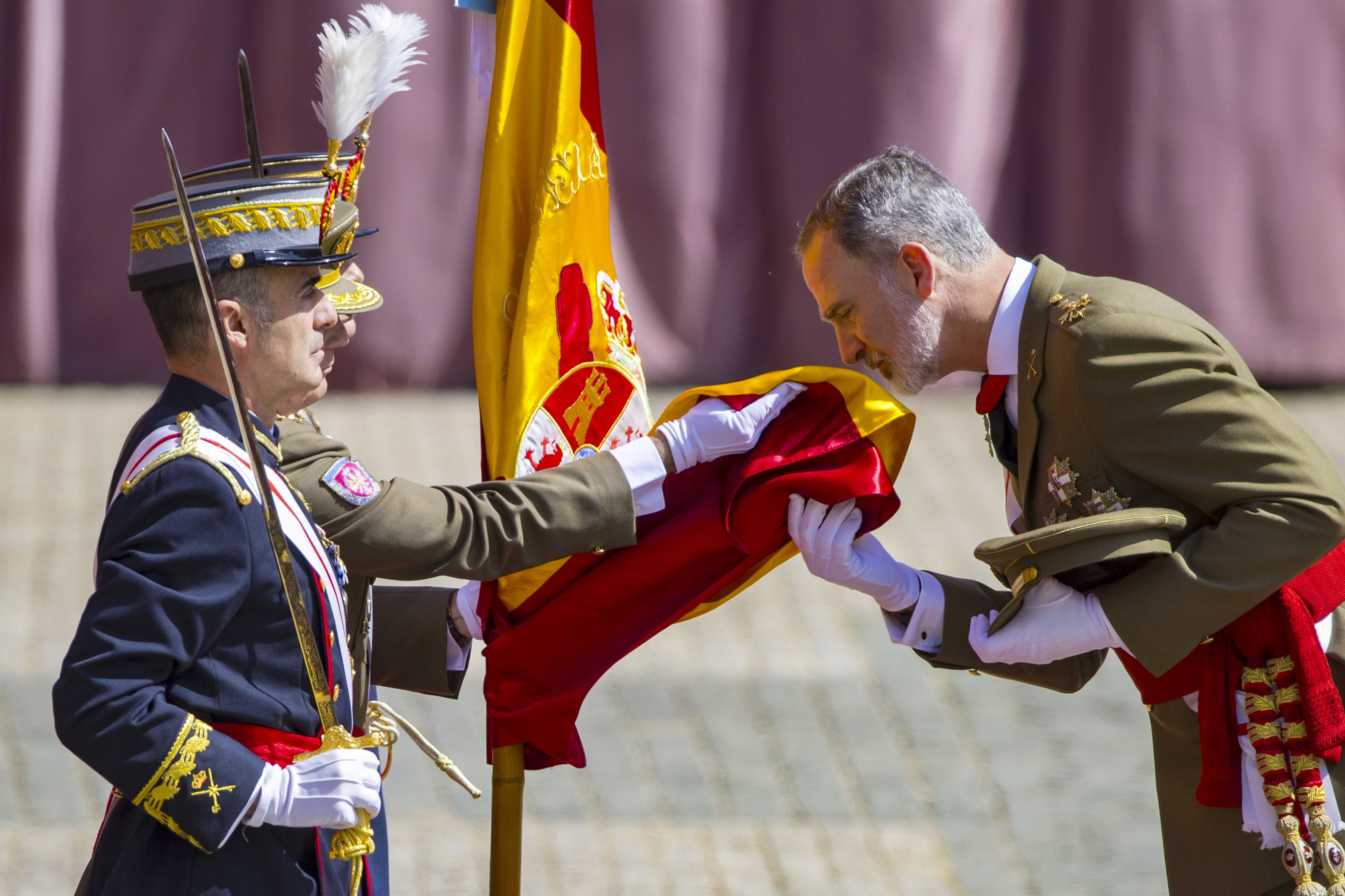 La fotos de Leonor y Letizia en la jura de bandera del Rey