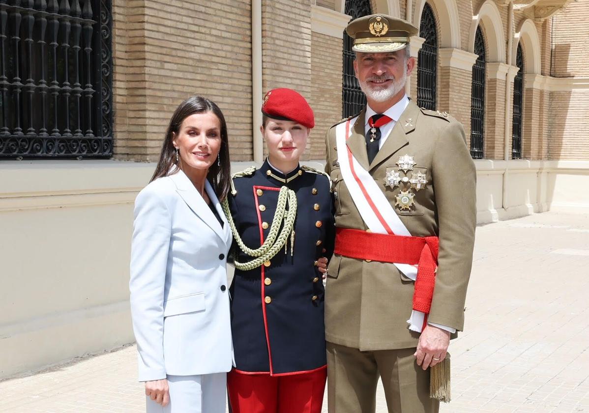 La fotos de Leonor y Letizia en la jura de bandera del Rey