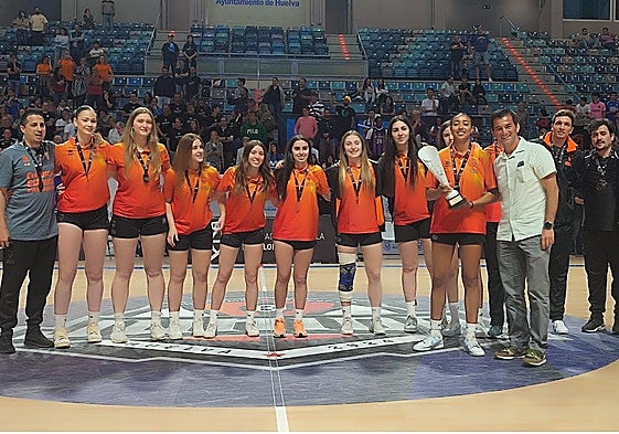 El Valencia Basket posa con el trofeo de subcampeonas junior 2024.