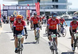 Un grupo de cicloturistas, nada más completar el Gran Fondo de Valencia.