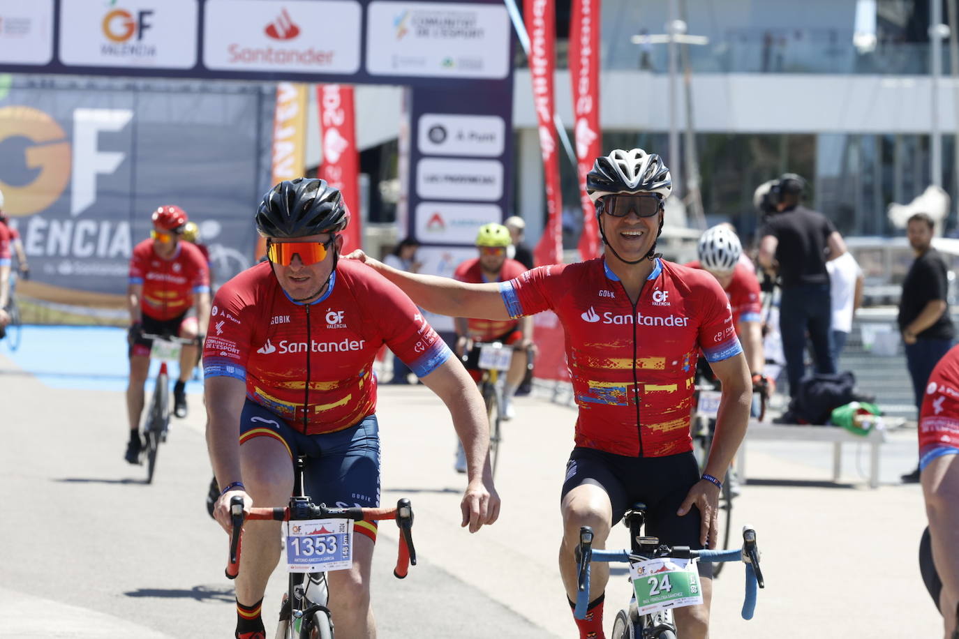 El Gran Fondo inunda la Marina de Senyeras con cientos de ciclistas