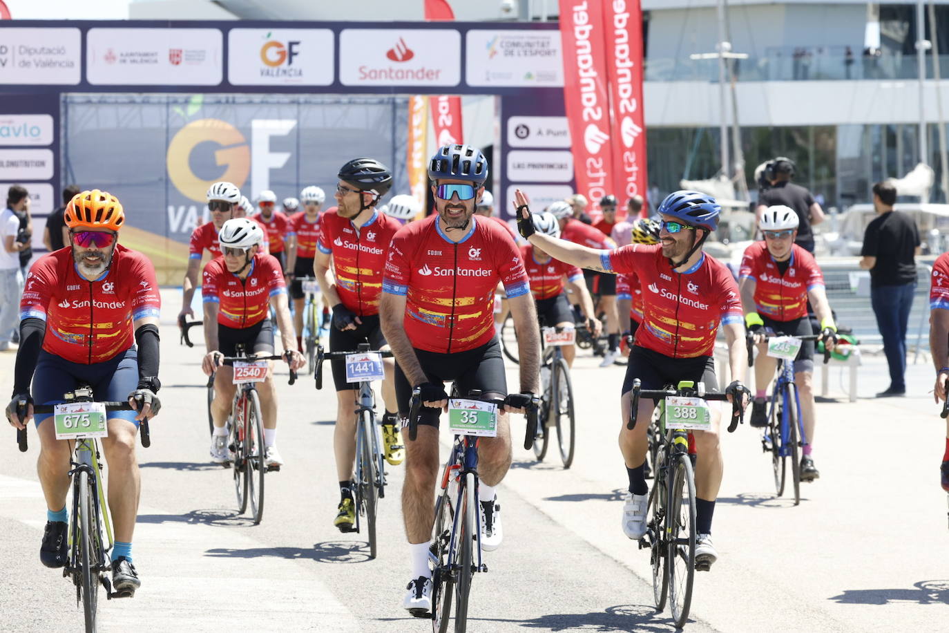 El Gran Fondo inunda la Marina de Senyeras con cientos de ciclistas