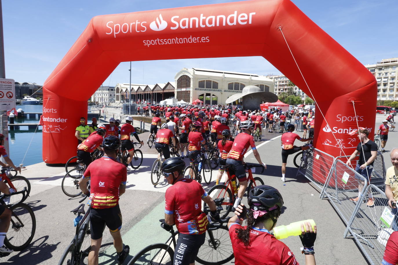 El Gran Fondo inunda la Marina de Senyeras con cientos de ciclistas