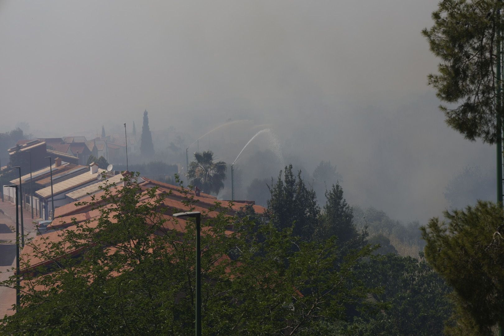 Un incendio amenaza la urbanización Masía de Traver en Riba-roja