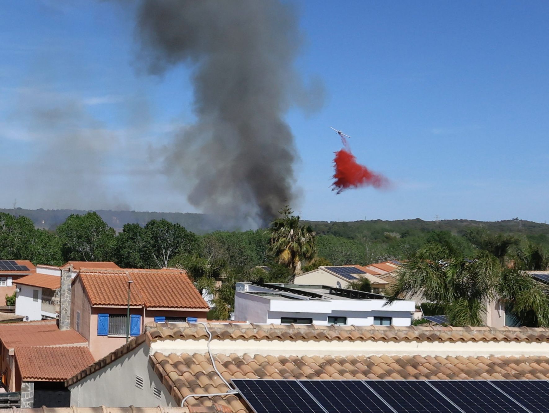 Un incendio amenaza la urbanización Masía de Traver en Riba-roja