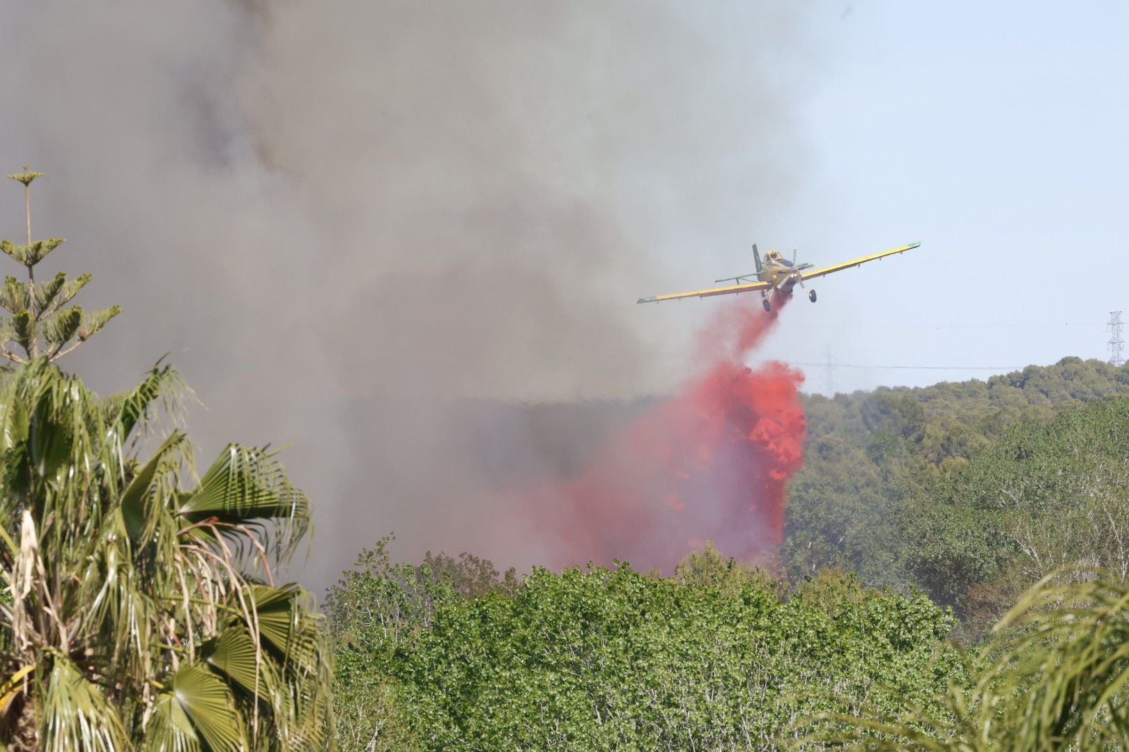 Un incendio amenaza la urbanización Masía de Traver en Riba-roja