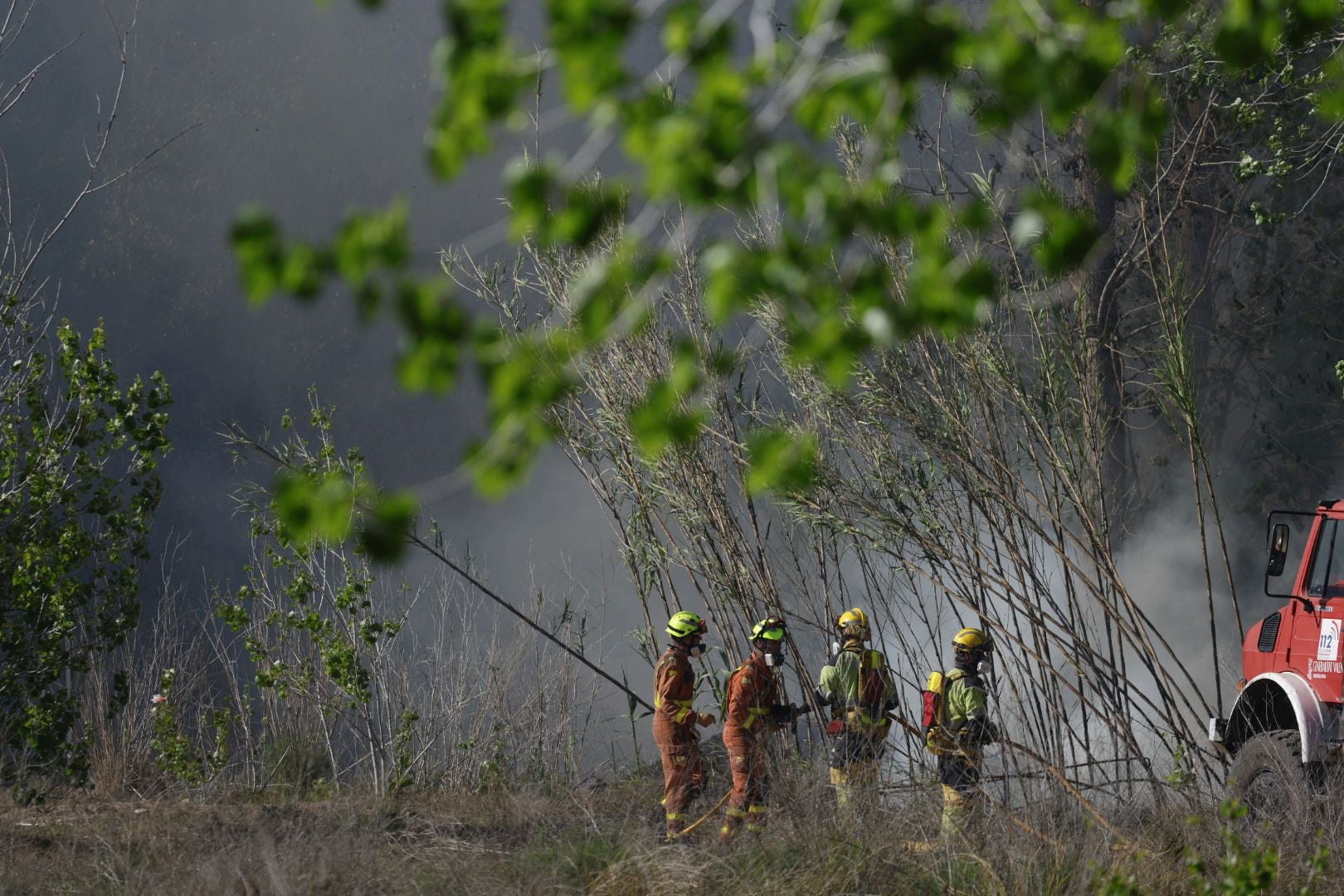 Un incendio amenaza la urbanización Masía de Traver en Riba-roja