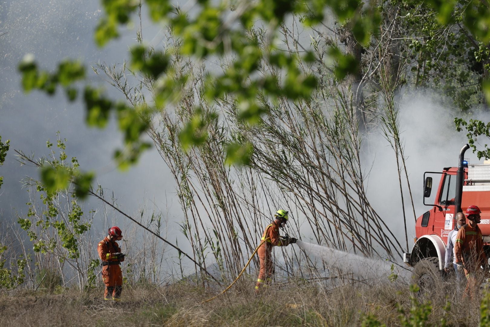 Un incendio amenaza la urbanización Masía de Traver en Riba-roja