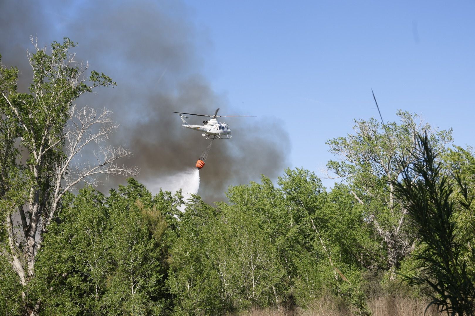 Un incendio amenaza la urbanización Masía de Traver en Riba-roja