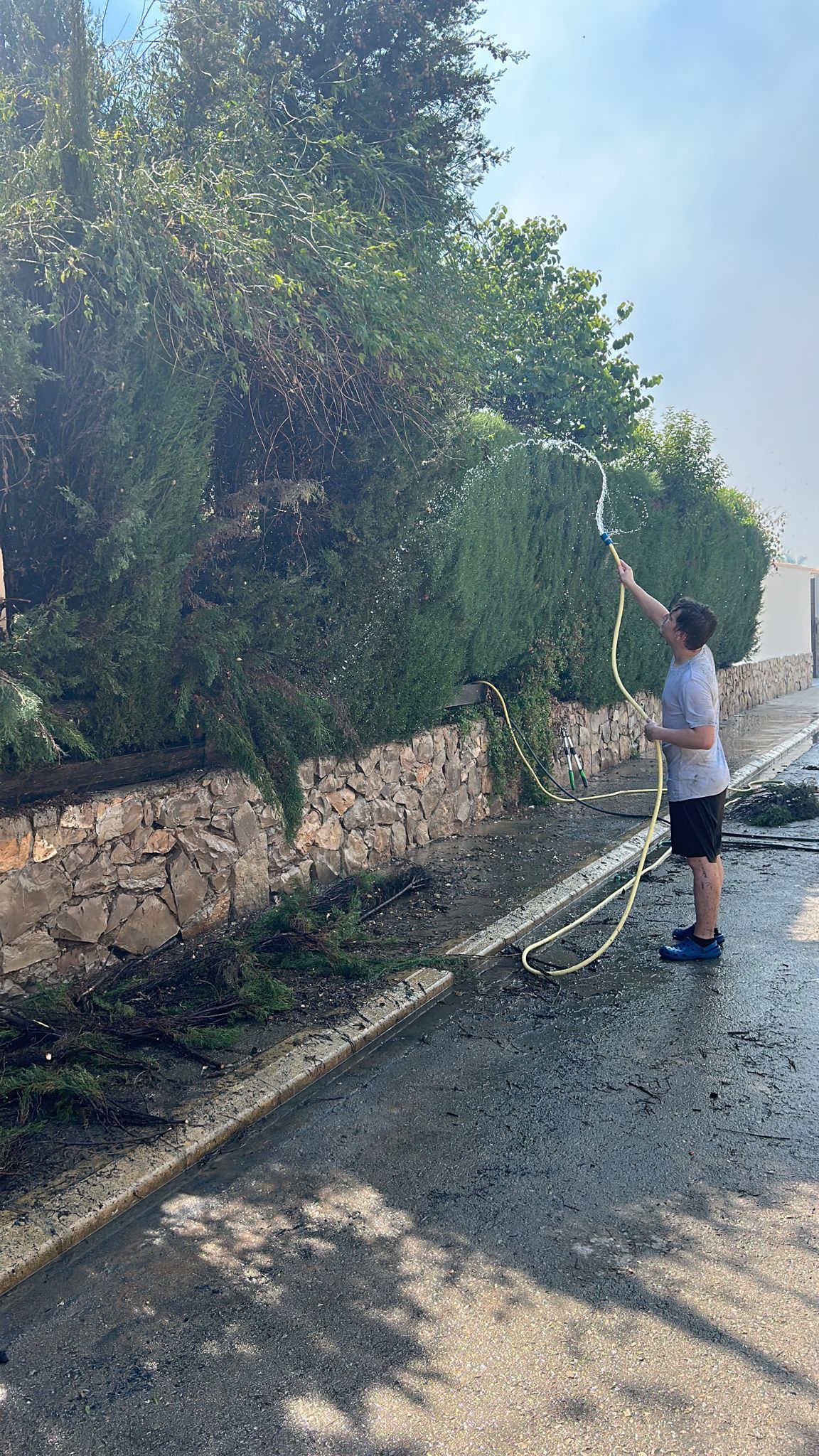 Un incendio amenaza la urbanización Masía de Traver en Riba-roja