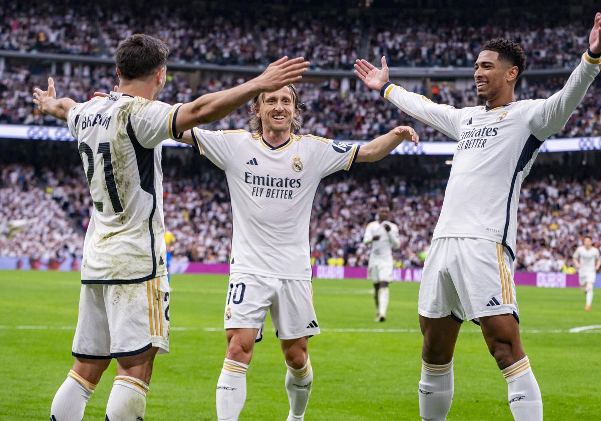 Brahim Diaz, Luka Modric y Jude Bellingham celebran el título.