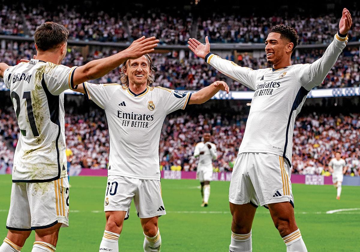 Brahim, Modric y Bellingham celebran la victoria del Real Madrid.