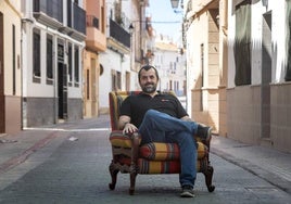 Davide Miozzo, en la calle Mayor de El Puig, donde vive por el colegio de sus hijas, la escuela Waldorf.