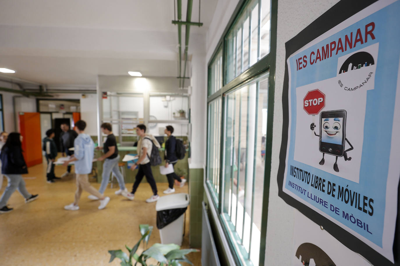 Prohibido desde este lunes el uso del móvil en los centros educativos no universitarios de la Comunitat