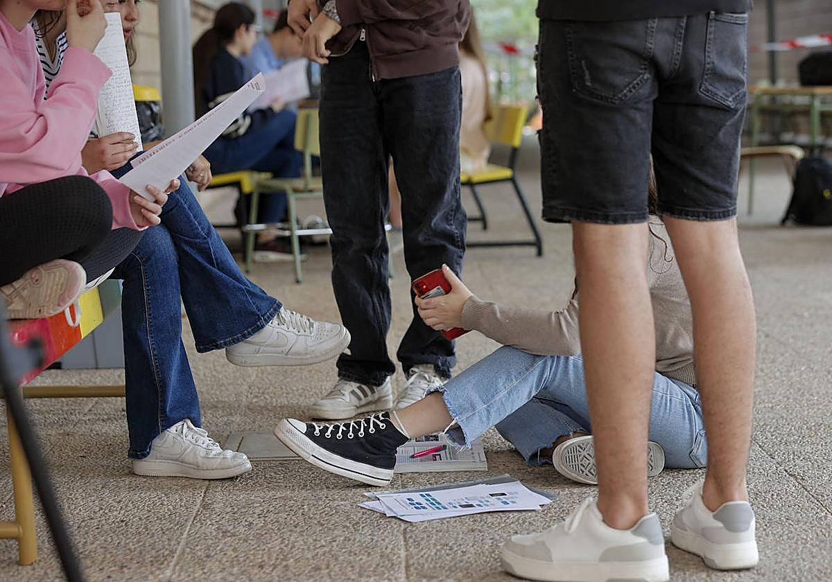 Prohibido desde este lunes el uso del móvil en los centros educativos no universitarios de la Comunitat