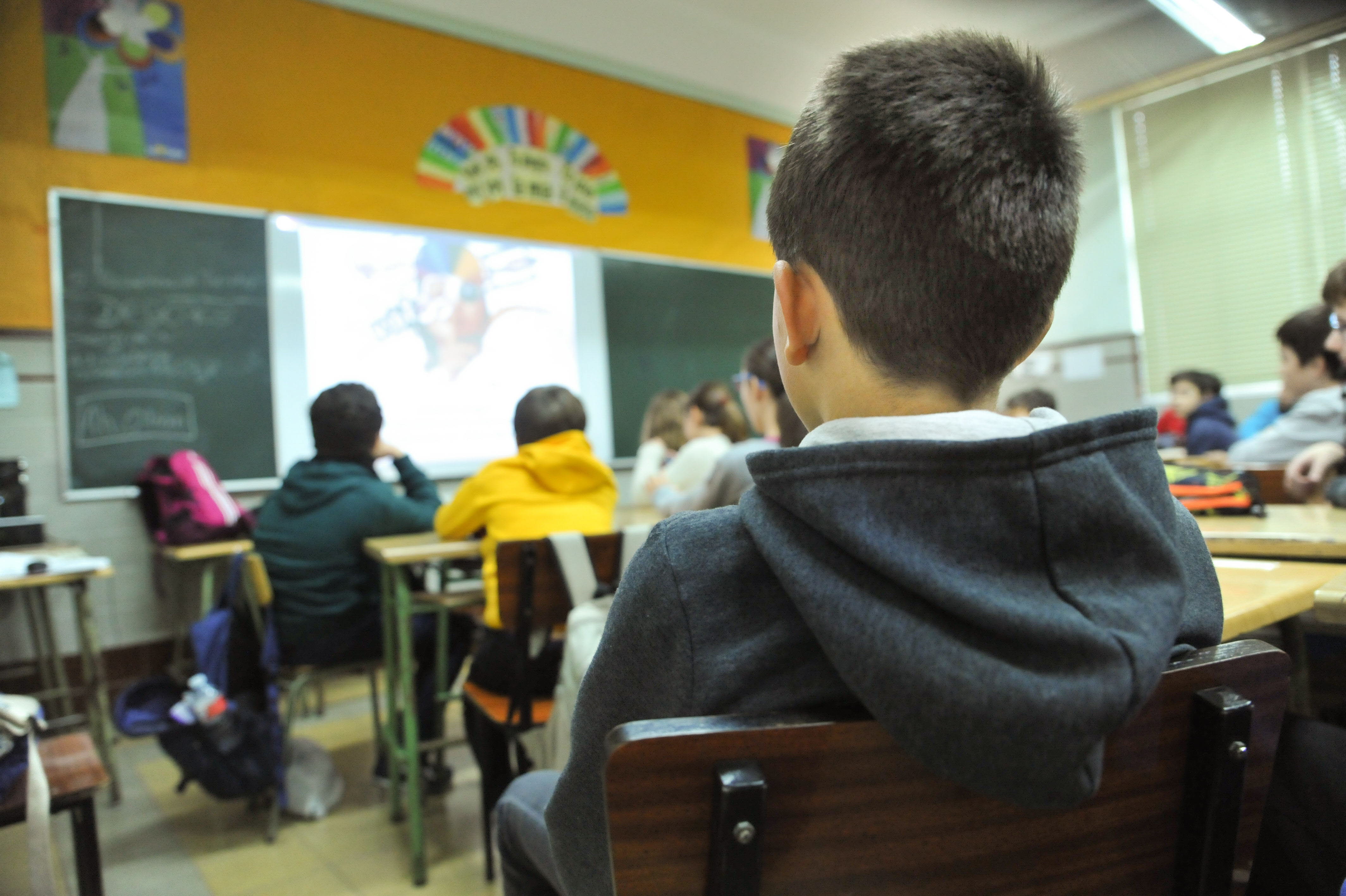 Alumnos antienden durante una clase.