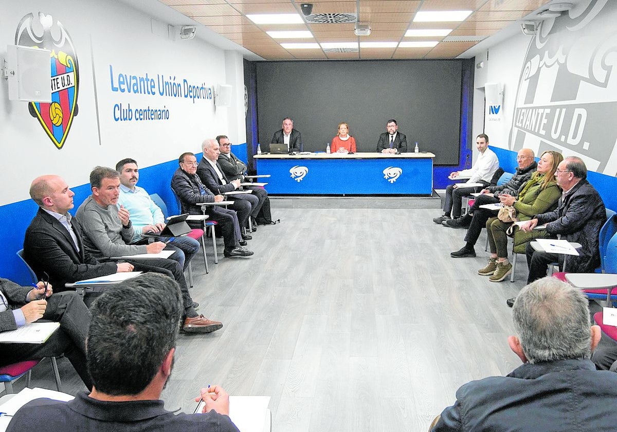 Una reunión del Patronato del Levante UD.