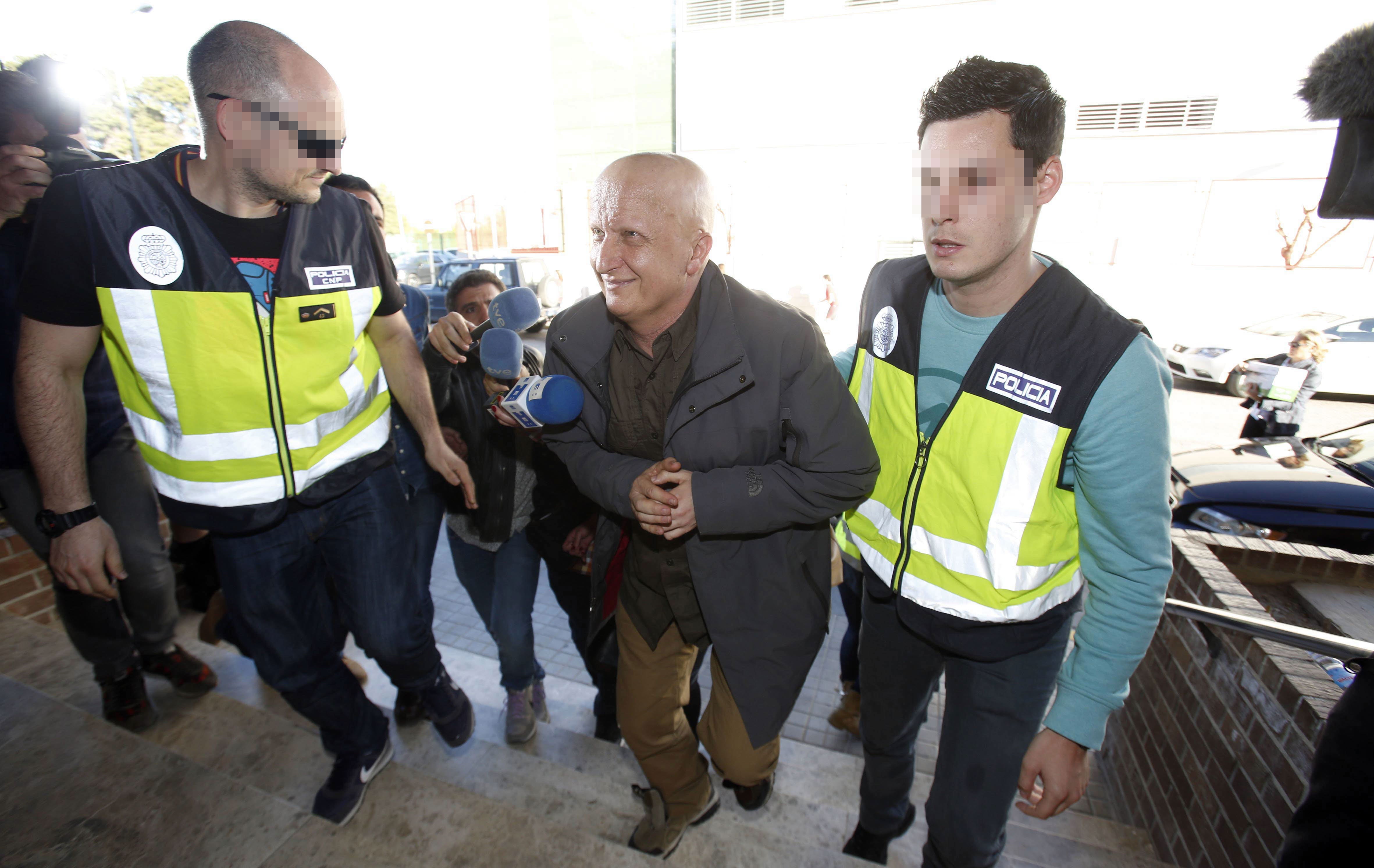 Paco Sanz, camino del juzgado tras su detención en febrero de 2021.