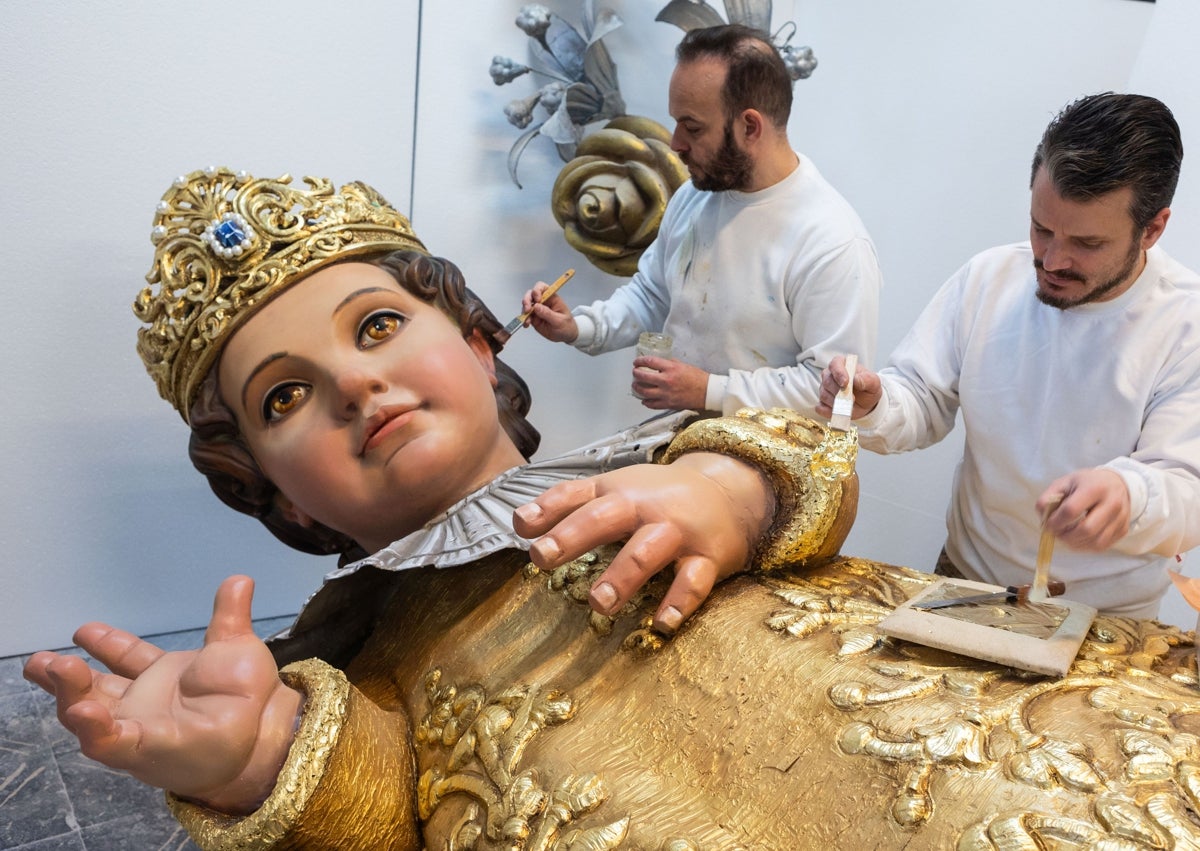 Imagen secundaria 1 - La alcaldesa de Valencia, María José Catalá, y Ceballos y Sanabria, durante el proceso de restauración del cadafal.