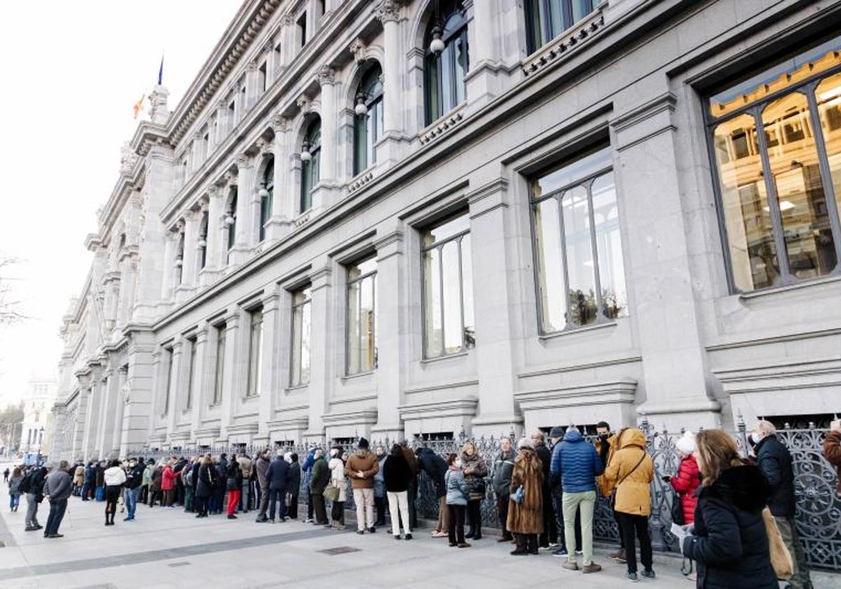 Colas en el Banco de España para contratar Letras del Tesoro, en una imagen de archivo.