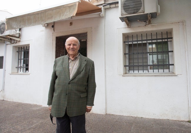 Eugenio Cañizares, junto a su casa, una de las que sobrevive el plan original de urbanización; en la imagen pequeña, junto a Carmen, en el hogar de ésta.