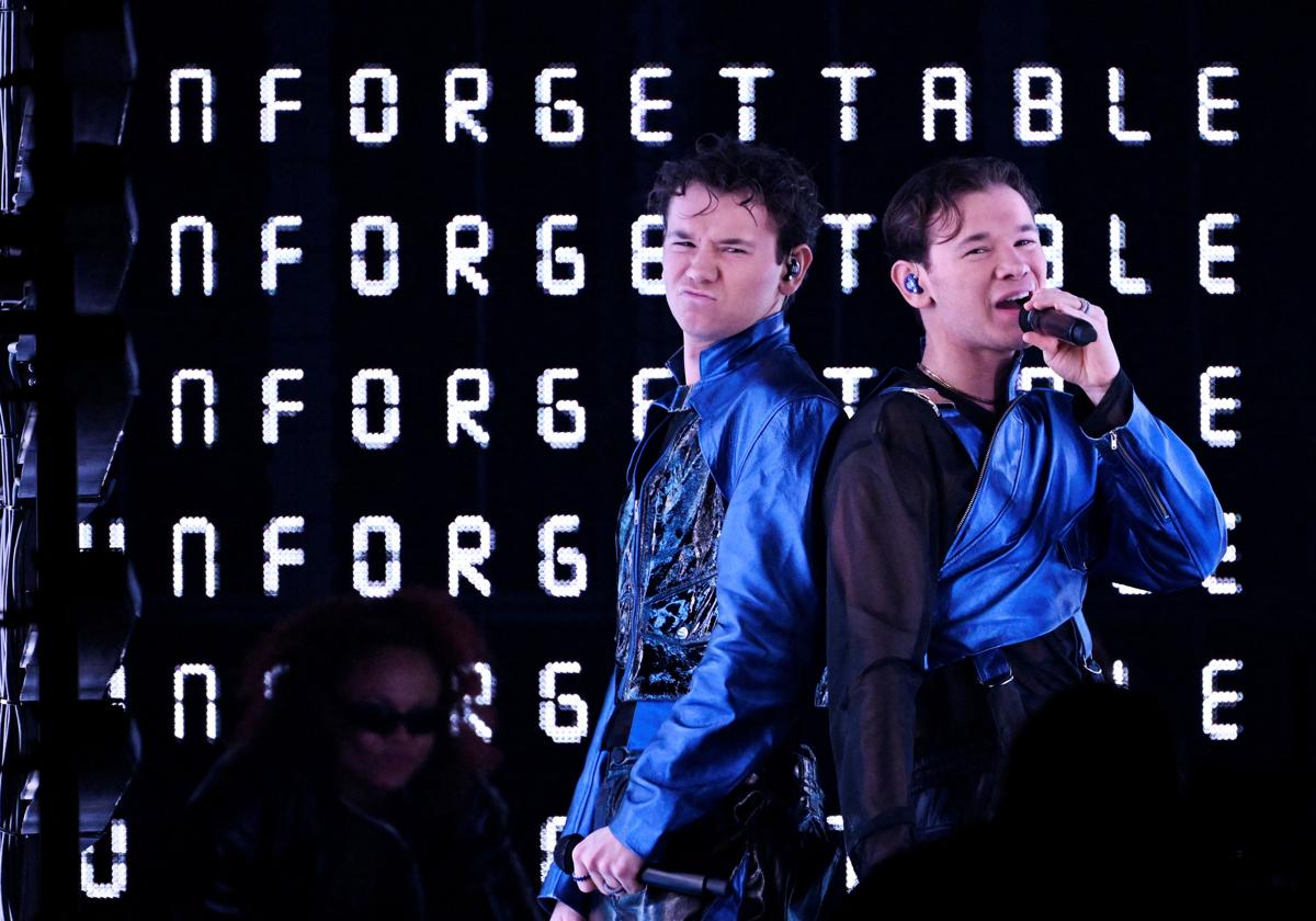 Marcus y Martinus interpretan 'Unforgettable' durante el segundo ensayo de la primera semifinal en el Malmo Arena.