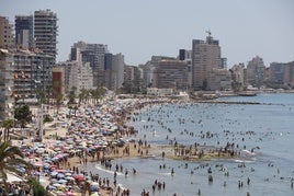 Bañistas en la playa de Calpe.