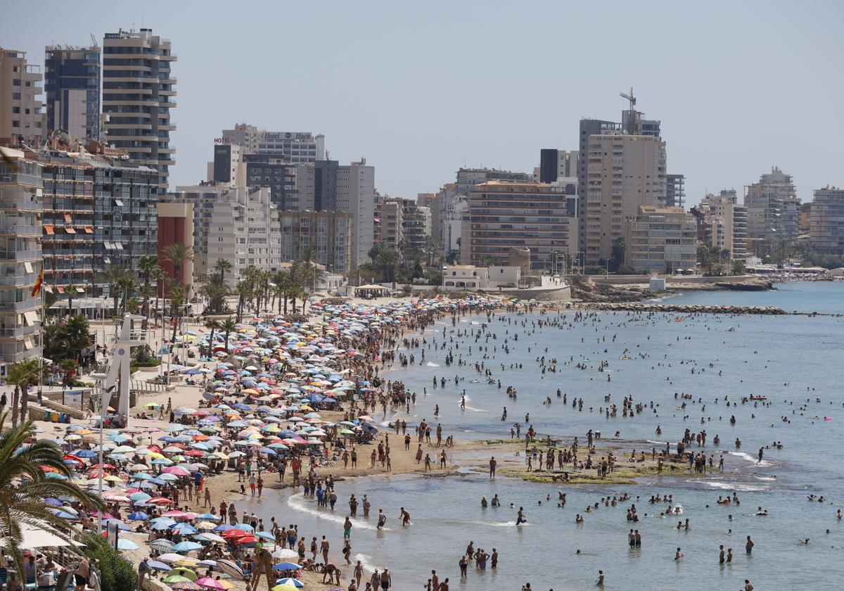 Bañistas en la playa de Calpe.