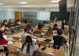 Un profesor en una clase, en una imagen de archivo.