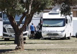 Autocaravanas estacionadas en un descampado en la playa de La Pobla de Farnals.