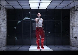 Olly Alexander interpreta 'Dizzy' durante la primera semifinal de Eurovisión.