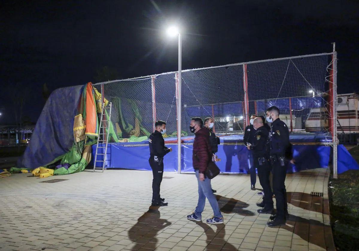 Policías revisan el castillo tras el accidente que costó la vida a dos niñas, imagen de archivo.