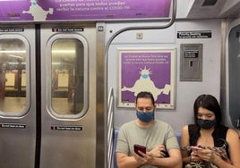 Dos pasajeros viajan en el metro de Nueva York, en una imagen de archivo.