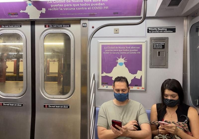 Dos pasajeros viajan en el metro de Nueva York, en una imagen de archivo.