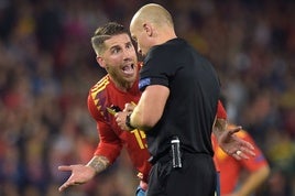 Szymon Marciniak con Sergio Ramos, en una imagen de archivo.