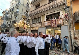 Seguidores de la Virgen, durante el rosario de la aurora.