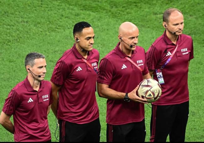 Marciniak junto a su equipo arbitral en el Mundial de Qatar.