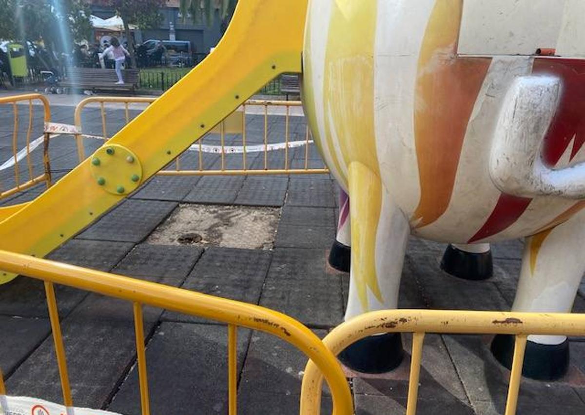 Imagen secundaria 1 - Imágenes de los desperfectos del elemento infantil.