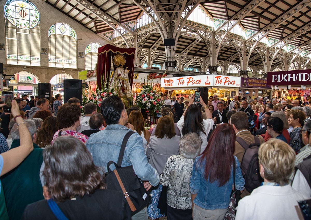 Imagen secundaria 1 - Música y poesía en directo para la Virgen y público asistente al Mercado Central.