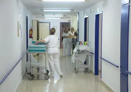 Tres enfermeras en el pasillo de un hospital.