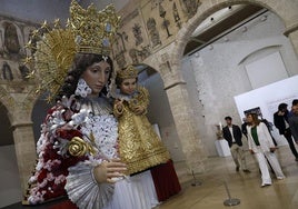 María José Catalá junto al cadafal restaurado de la Ofrenda de Fallas.