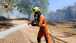 Un bombero trabajando en la extinción de un fuego en Valencia.